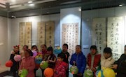 剪贴纸，糊灯笼　　 博物馆里闹元宵