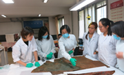 中国丝绸博物馆丝织品保护修复专家在甘肃省博物馆开展交流合作