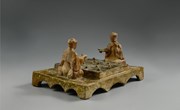 黄釉弈棋陶俑